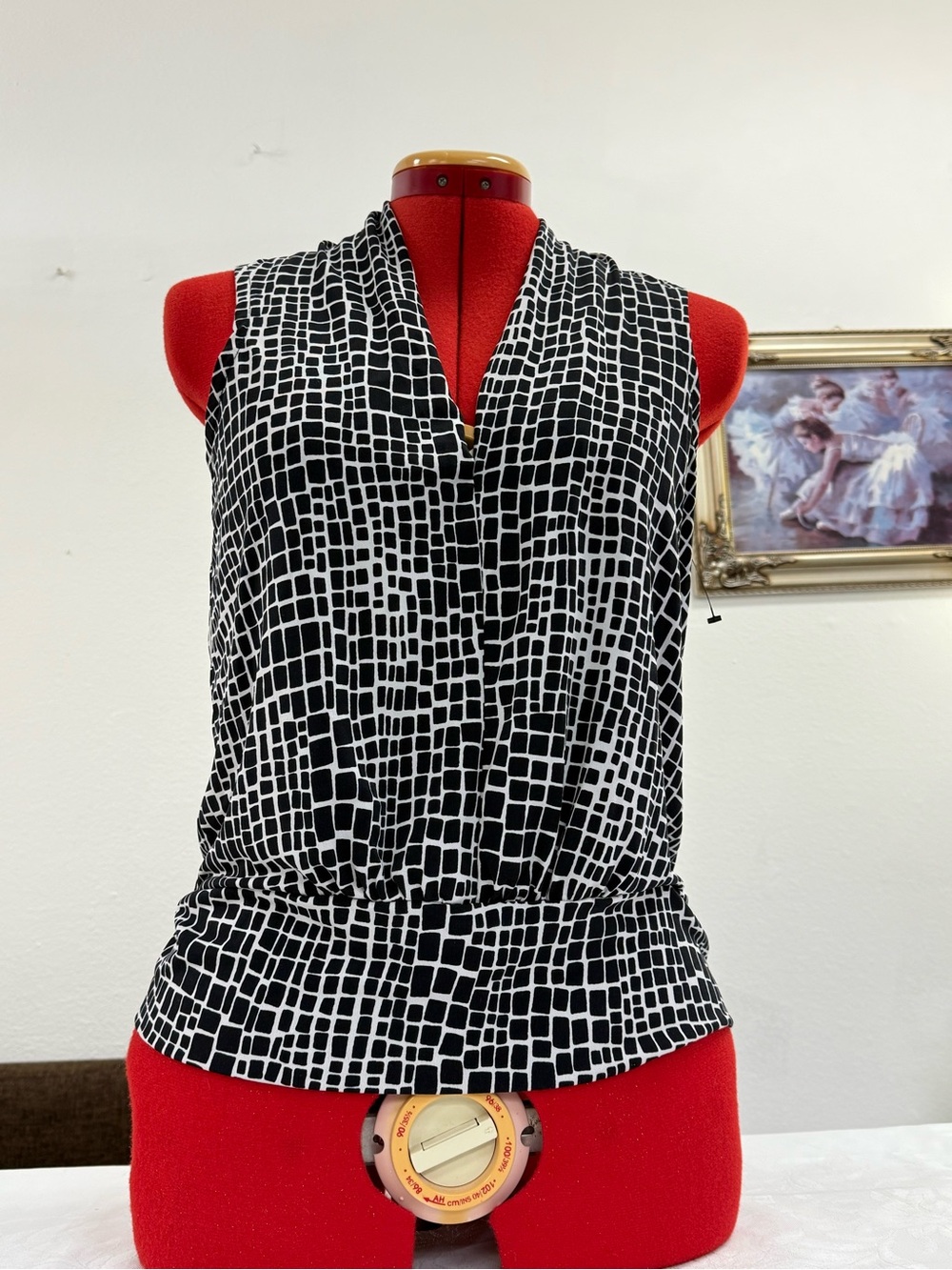 Kenneth Cole Reaction Black and White Geo Print Sleeveless V-Neck Top